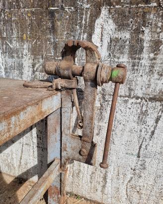 Banco da lavoro in ferro con morsa antica