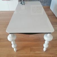 Tavolo design bianco - sedie - cassettiera