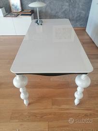 Tavolo design bianco - sedie - cassettiera