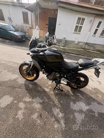 Moto alta e comoda con sella e manopole riscaldabi