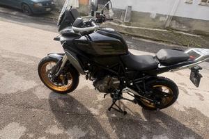 Moto alta e comoda con sella e manopole riscaldabi