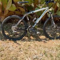 mountain bike  marca trek