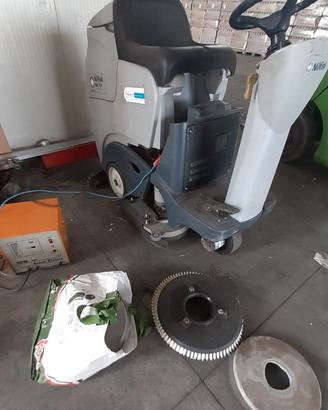 lavapavimenti Nilfisk BR 751