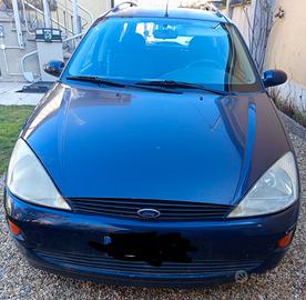 Ford Focus station wagon blu del dicembre 2001,
