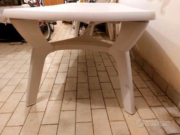  tavolo in plastica 