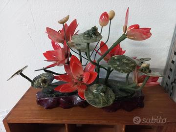 Centrotavola cinese con fiori, foglie e rane