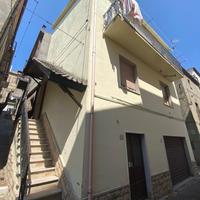 Casa indipendente su più livelli con box e cantina