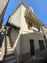 Casa indipendente su più livelli con box e cantina