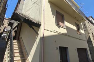 Casa indipendente su più livelli con box e cantina