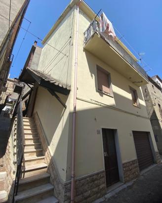 Casa indipendente su più livelli con box e cantina