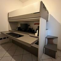 cameretta con letto e scrivania a scomparsa