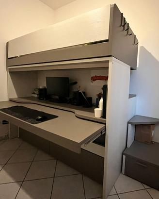 cameretta con letto e scrivania a scomparsa