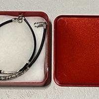 Coppia di braccialetti in metallo-gomma