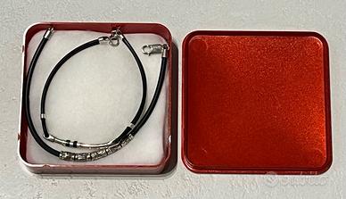 Coppia di braccialetti in metallo-gomma