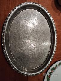 Vassoio in peltro lavorato a cesellatura
