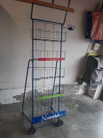 Espositore per libri o riviste in ferro con ruote