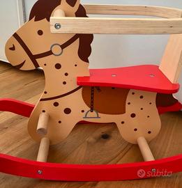 Cavallo a dondolo in legno