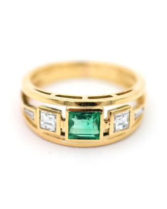Anello Fascia in Oro Giallo con Smeraldo Princess