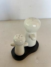 Set sale e pepe in ceramica bianca con base nera