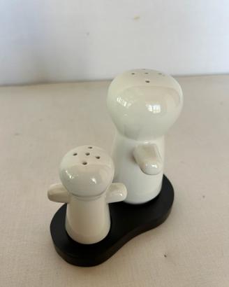Set sale e pepe in ceramica bianca con base nera