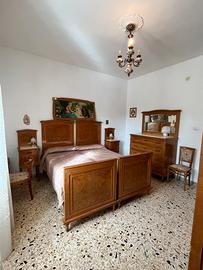 Camera da letto matrimoniale completa.