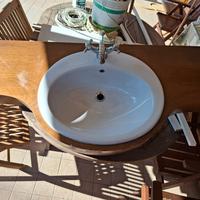 lavandino in ceramica con base legno e rubinetto