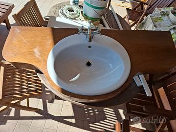 lavandino in ceramica con base legno e rubinetto