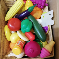 Stoviglie, arnesi, frutta e verdura cucina gioco b