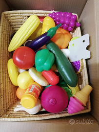 Stoviglie, arnesi, frutta e verdura cucina gioco b