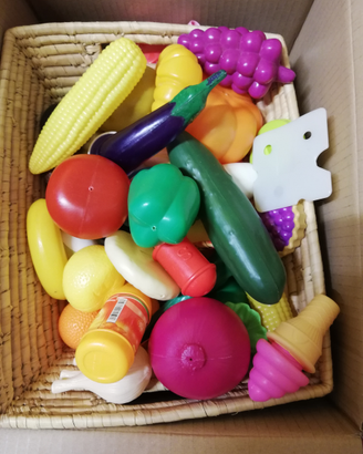 Stoviglie, arnesi, frutta e verdura cucina gioco b
