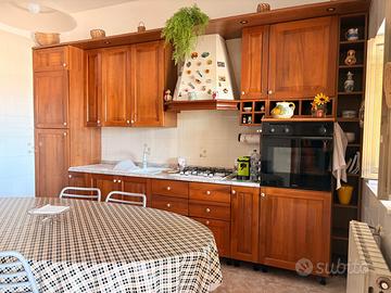 Cucina e tavolo con sedie