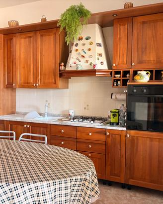 Cucina e tavolo con sedie