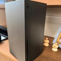 Xbox series X com giochi e due controller