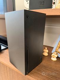 Xbox series X com giochi e due controller