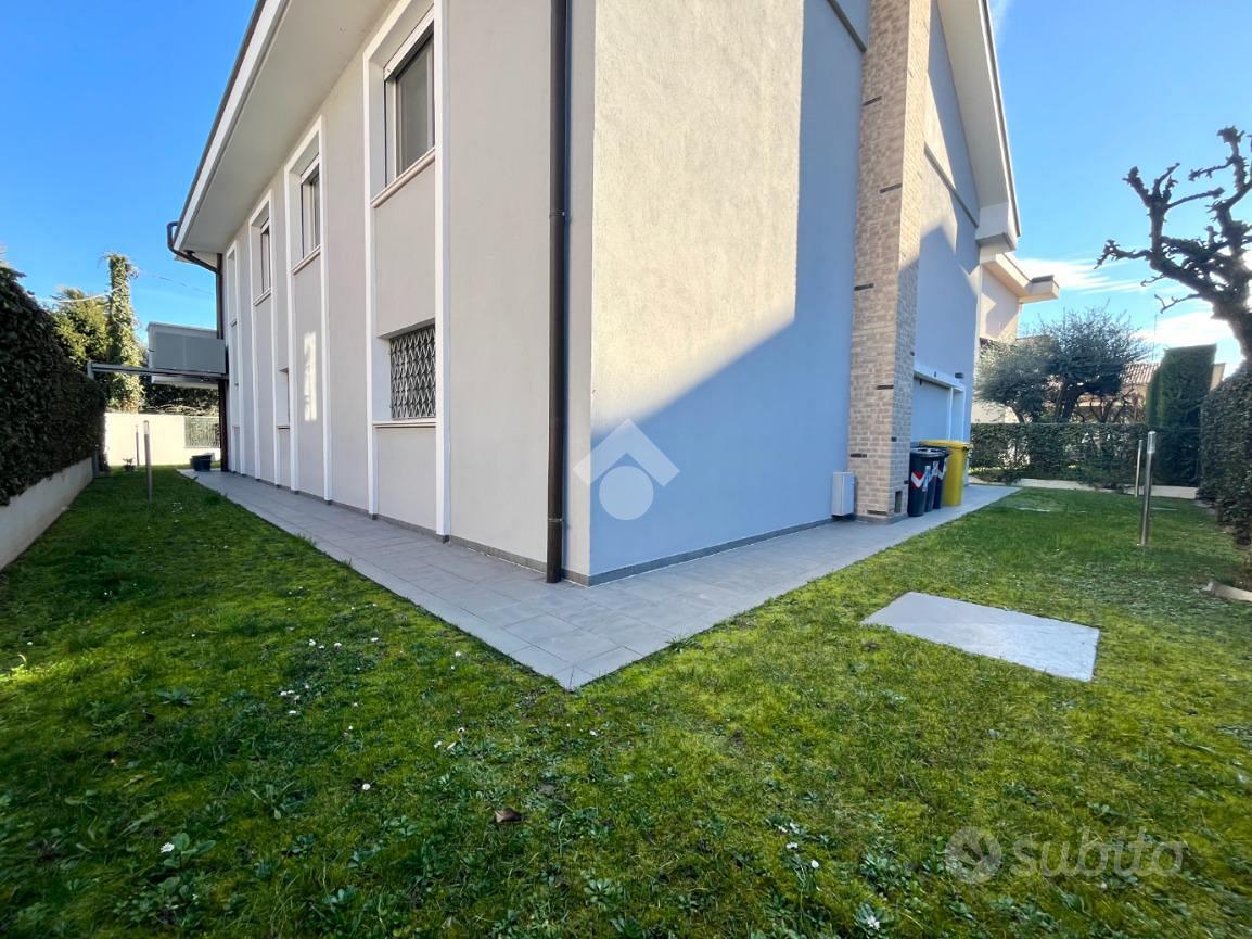 House in Padova, Crocifisso - Altro