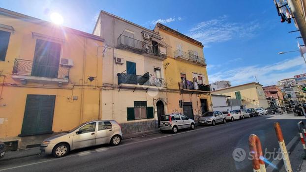 2 LOCALI A TORRE ANNUNZIATA