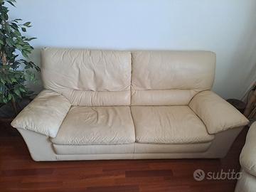 Divani in vera pelle by Natuzzi.                  