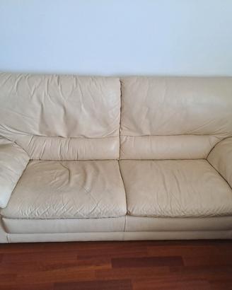 Divani in vera pelle by Natuzzi.                  