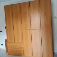 armadio con vari scomparti