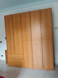 armadio con vari scomparti