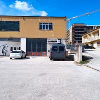 Capannone in zona commerciale