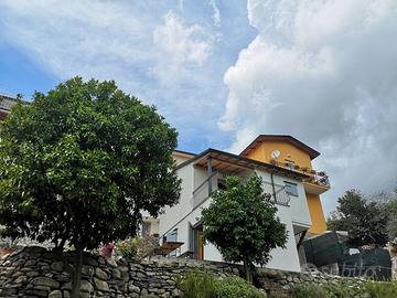Casa indipendente con giardino vicino al mare