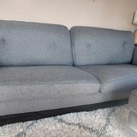 divano grigio con pouf