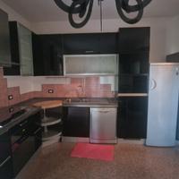 Cucina Lube+ angolo con penisola ed elettrodomesti