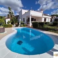 Carini: Piscina e stile in una villa unica