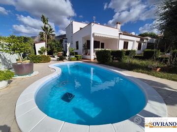 Carini: Piscina e stile in una villa unica