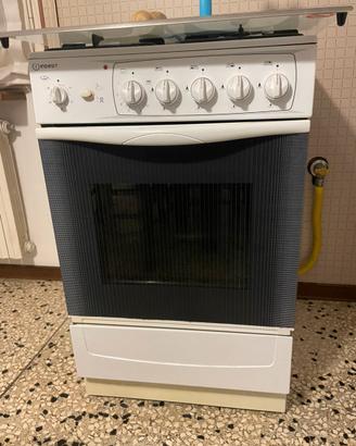 Cucina a gas con forno Indesit