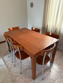 Tavolo da pranzo completo di quattro sedie