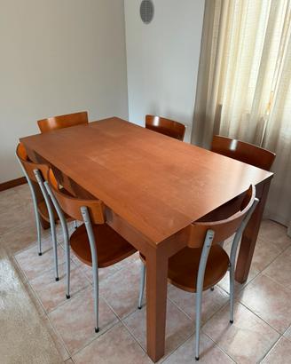 Tavolo da pranzo completo di quattro sedie