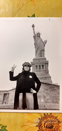 Immagine di John Lennon a New York su cartolina